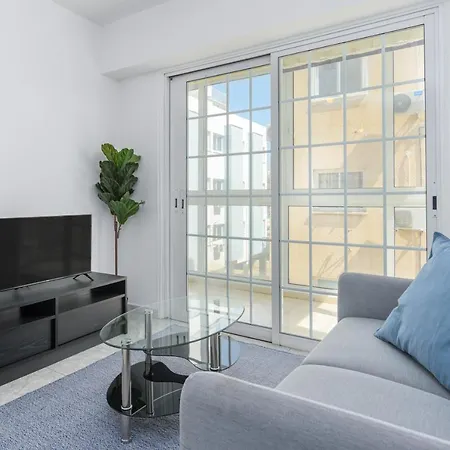 White 1-bedroom & Sundeck By Mackenzie