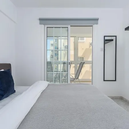 White 1-bedroom & Sundeck By Mackenzie