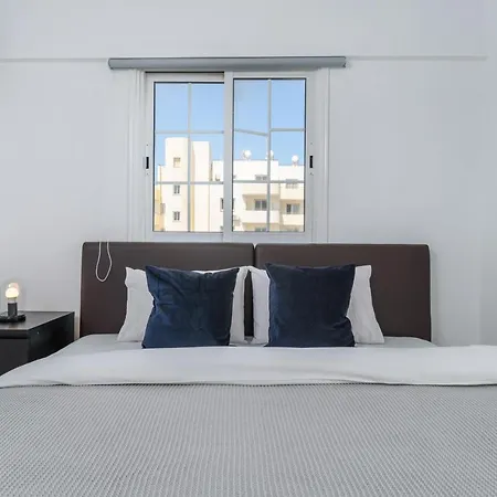 White 1-bedroom & Sundeck By Mackenzie