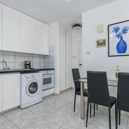 Appartamento White 1-bedroom & Sundeck By Mackenzie Larnaca