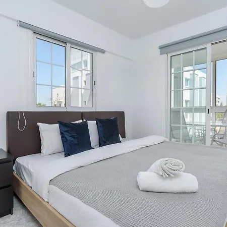 Appartamento White 1-bedroom & Sundeck By Mackenzie Larnaca